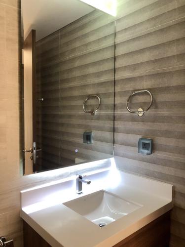 phòng vệ sinh căn hộ midtown Căn hộ tầng cao Phú Mỹ Hưng Midtown, ban công thoáng mát