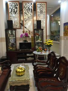 Phòng khách nhà phố Quận Bình Tân Nhà phố hẻm nhựa rộng 8m Quận Bình Tân hướng tây, sổ hồng riêng.