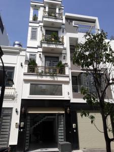 Nhà phố hướng Đông Nam, xe hơi đậu trong nhà, có công viên nhỏ.