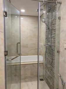 Phòng tắm Vinhomes Golden River, Quận 1 Căn hộ Officetel Vinhomes Golden River ban công hướng Đông Bắc.