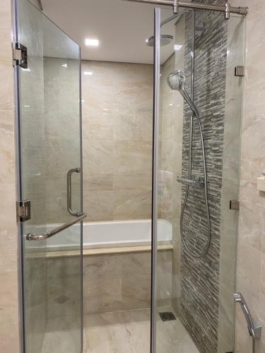 Phòng tắm Vinhomes Golden River, Quận 1 Căn hộ Officetel Vinhomes Golden River ban công hướng Đông Bắc.