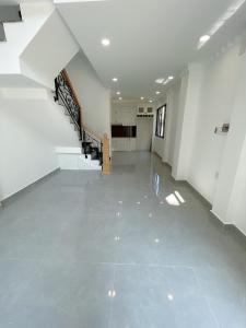 Nhà phố có 2 mặt tiền hẻm xe hơi hướng Bắc thoáng mát, sổ hồng riêng.