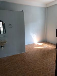 Phòng tắm nhà phố Bình Tân Nhà phố Bình Tân hướng Đông Nam diện tích 55m2, khu vực dân cư an ninh.