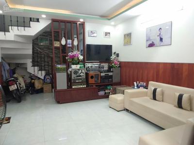 Phòng khách nhà phố quận Tân Bình Bán nhà hẻm đường Lạc Long Quân, dân cư sầm uất, tiện ích đa dạng.