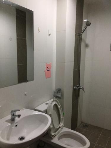 Toilet Celadon City, Tân Phú Căn hộ Celadon City hướng Đông Bắc, view thoáng mát.