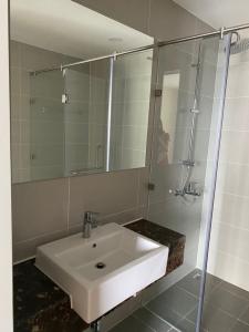 Toilet The Gold View, Quận 4 Căn hộ The Gold View tầng trung, đón view sông Sài Gòn mát mẻ.