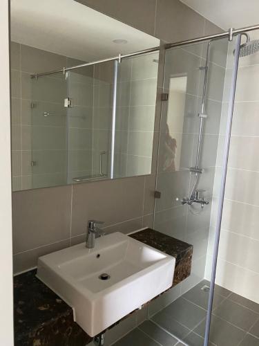 Toilet The Gold View, Quận 4 Căn hộ The Gold View tầng trung, đón view sông Sài Gòn mát mẻ.