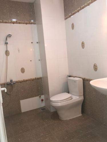 toilet Nhà phố hẻm xe hơi hướng Bắc, nội thất cơ bản, có hầm xe.