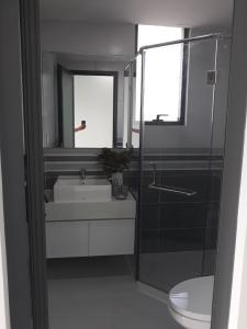 nhà tắm căn hộ The Sun Avenue Cho thuê căn hộ view nội khu - The Sun Avenue tầng thấp, diện tích 73.1m2, thiết kế hiện đại.