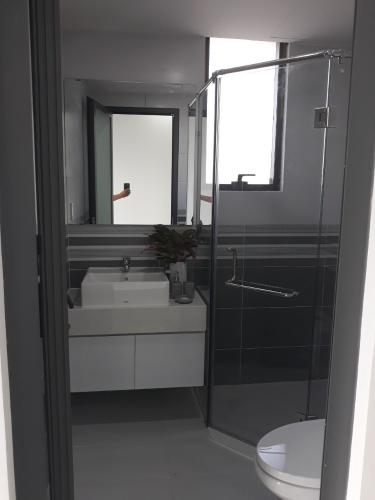 nhà tắm căn hộ The Sun Avenue Cho thuê căn hộ view nội khu - The Sun Avenue tầng thấp, diện tích 73.1m2, thiết kế hiện đại.