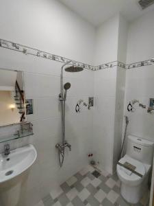 Nhà phố Quận 9 Nhà phố hẻm xe hơi đường số 8, kết cấu 1 trệt 2 lầu, không nội thất.