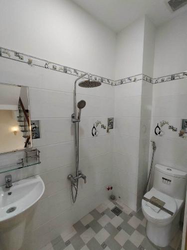 Nhà phố Quận 9 Nhà phố hẻm xe hơi đường số 8, kết cấu 1 trệt 2 lầu, không nội thất.