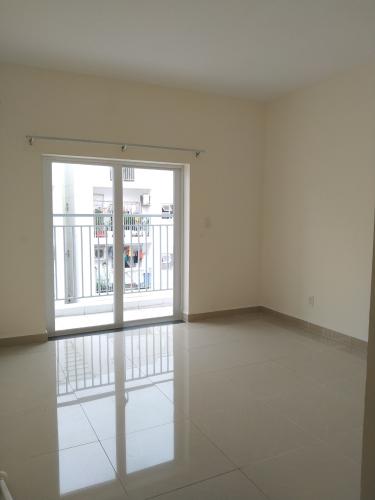 Phòng khách Oriental Plaza, Tân Phú Căn hộ Oriental Plaza tầng trung, view nội khu mát mẻ.