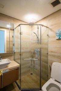 Phòng tắm căn hộ Vinhomes Golden River Căn hộ Vinhomes Golden River view thành phố, nội thất đầy đủ.