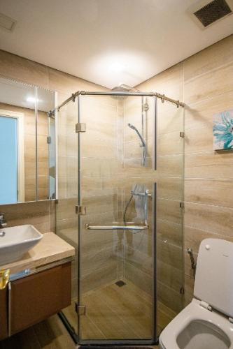 Phòng tắm căn hộ Vinhomes Golden River Căn hộ Vinhomes Golden River view thành phố, nội thất đầy đủ.