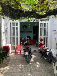 Sân trước nhà phố Nhà phố Quận 12 mặt tiền hẻm rộng 8m, diện tích đất 117m2.