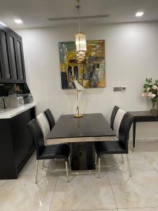 Bàn ăn Vinhomes Golden River, Quận 1 Căn hộ Vinhomes Golden River tầng thấp, nội thất tiện nghi.