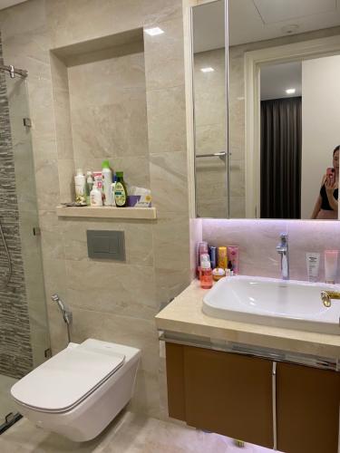 Toilet Vinhomes Golden River, Quận 1 Căn hộ Officetel Vinhomes Golden River ban công hướng Đông Bắc.