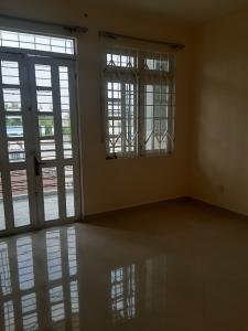 Phòng ngủ nhà phố Trương Phước Phan, Bình Tân Nhà phố hướng Đông Nam, mặt tiền đường tỉnh lộ 10 rộng rãi.