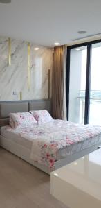 phòng ngủ Vinhomes Golden River Căn hộ Vinhomes Golden River tầng trung, nội thất đầy đủ