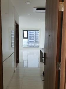 Phòng khách Kingdom 101, Quận 10 Căn hộ Kingdom 101 nội thất cơ bản, ban công hướng Nam.