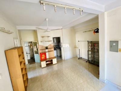 Phòng khách căn hộ Ngô Tất Tố, Bình Thạnh Căn hộ Ngô Tất Tố tầng thấp view Landmark 81, cửa hướng Đông Nam.