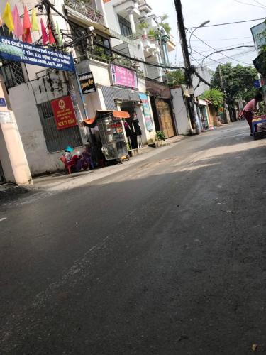 Hẻm nhà phố Gò Vấp Nhà phố cửa hướng Đông hẻm xe hơi rộng, kết cấu 3 tầng.
