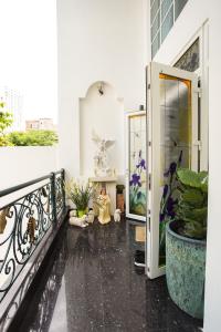 Ban công nhà phố Nhà Bè Bán nhà mặt tiền Lê Văn Lương, Nhà Bè, đầy đủ nội thất, cách KDC Phước Kiển A 400m