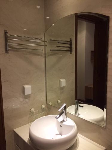 Phòng tắm căn hộ Vinhomes Central Park , Quận Bình Thạnh  Căn hộ tầng 24 Vinhomes Central Park bàn giao đầy đủ nội thất.