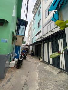 Đường trước nhà phố Quận Phú Nhuận Nhà phố kết cấu 1 trệt 2 lầu kiên cố, gần chợ Nguyễn Đình Chiểu.
