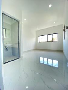 Phòng ngủ Nhà phố hướng Nam, 2 mặt tiền hẻm thông thoáng.