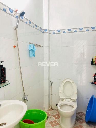 Phòng tắm nhà phố Bình Tân Nhà phố Bình Tân diện tích đất 50m2, nằm trong hẻm xe hơi.