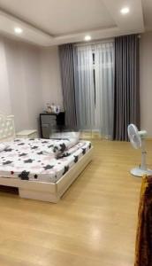 Phòng ngủ nhà Quận 7 Nhà phố khu dân cư ven sông diện tích sử dụng 329m2, hướng Nam.