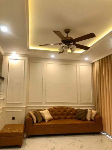 Phòng khách nhà phố Huyện Nhà Bè Nhà phố hướng Đông Nam diện tích 126m2, bàn giao đầy đủ nội thất.