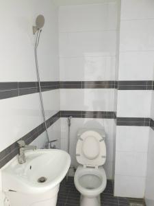 Toilet nhà phố  Nhà phố hướng Đông Bắc, diện tích 119.9m2, sổ hồng riêng.