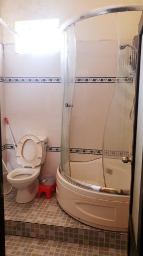 Phòng tắm căn hộ Đào Duy Từ, Quận 10 Căn hộ Đào Duy Từ tầng thấp hướng Tây Bắc, đầy đủ nội thất.