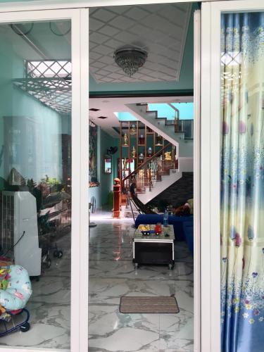 Phòng khách nhà phố Quận Bình Tân Nhà phố mặt tiền đường hẻm rộng 4m hướng Đông, nội thất cơ bản.