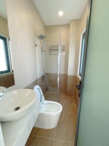 Phòng tắm nhà phố Quận Bình Thạnh Nhà phố có 2 mặt tiền hẻm xe hơi hướng Bắc thoáng mát, sổ hồng riêng.