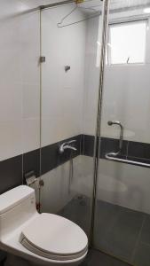 Phòng tắm Him Lam Chợ Lớn Quận 6 Căn hộ Him Lam Chợ Lớn hướng Đông Nam, đầy đủ nội thất.