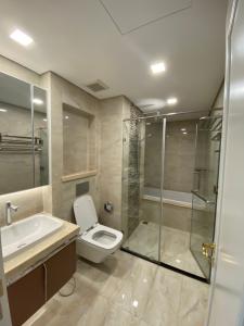 toilet Căn hộ Vinhomes Golden River tầng cao, nội thất đầy đủ.