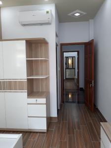 Phòng ngủ nhà phố Quang Trung, Gò Vấp Nhà phố hướng Đông Nam, xe hơi đậu trong nhà, có công viên nhỏ.