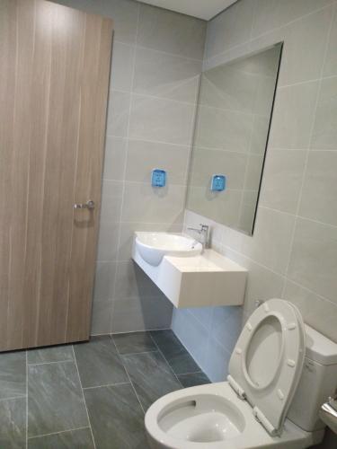 nhà wc  Vinhomes Grand Park Căn hộ Vinhomes Grand Park tầng cao yên tĩnh, view nội khu.