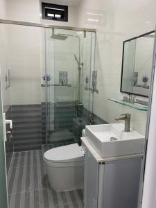 Toilet nhà phố Nhà phố Bình Tân hướng Bắc thiết kế hiện đại, hẻm xe hơi.