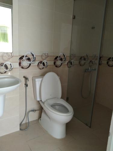 Phòng tắm Oriental Plaza, Tân Phú Căn hộ Oriental Plaza tầng trung, view nội khu mát mẻ.