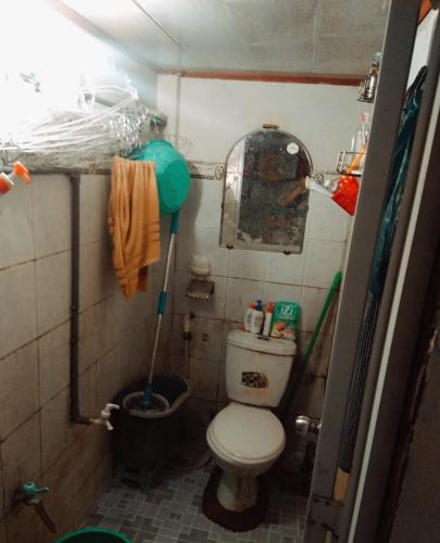 Toilet nhà phố Nhà phố Quận 12 cửa hướng Nam diện tích 60m2, hẻm xe máy.