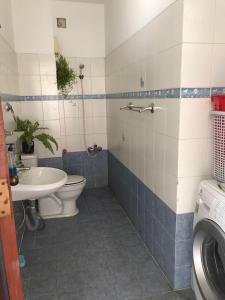 wc Cho thuê nhà nguyên căn đường Trần Quý Cáp, phường 12, Quận Bình Thạnh. Diện tích đất 109m2, diện tích sử dụng 225.7m2, ban công Tây Nam