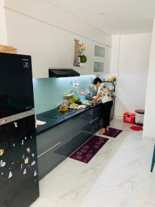 Phòng bếp nhà phố đường số 2, Quận 2 Nhà phố hướng Đông, mặt tiền đường nhựa xe hơi.