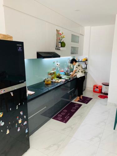 Phòng bếp nhà phố đường số 2, Quận 2 Nhà phố hướng Đông, mặt tiền đường nhựa xe hơi.