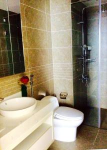 Toilet Căn Hộ Dịch Vụ Quận 10 Cho thuê Căn hộ Dịch vụ tại quận 10, diện tích 35m2 - 1 phòng ngủ, đầy đủ nội thất