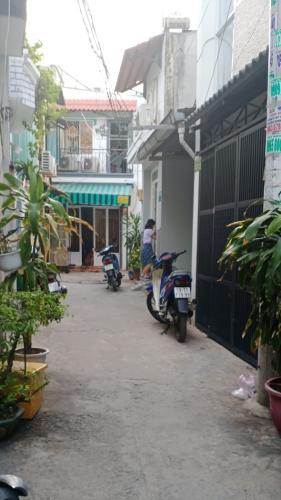 Hẻm vào nhà Nhà phố hẻm rộng 3m hướng Tây, diện tích 95.85m2.